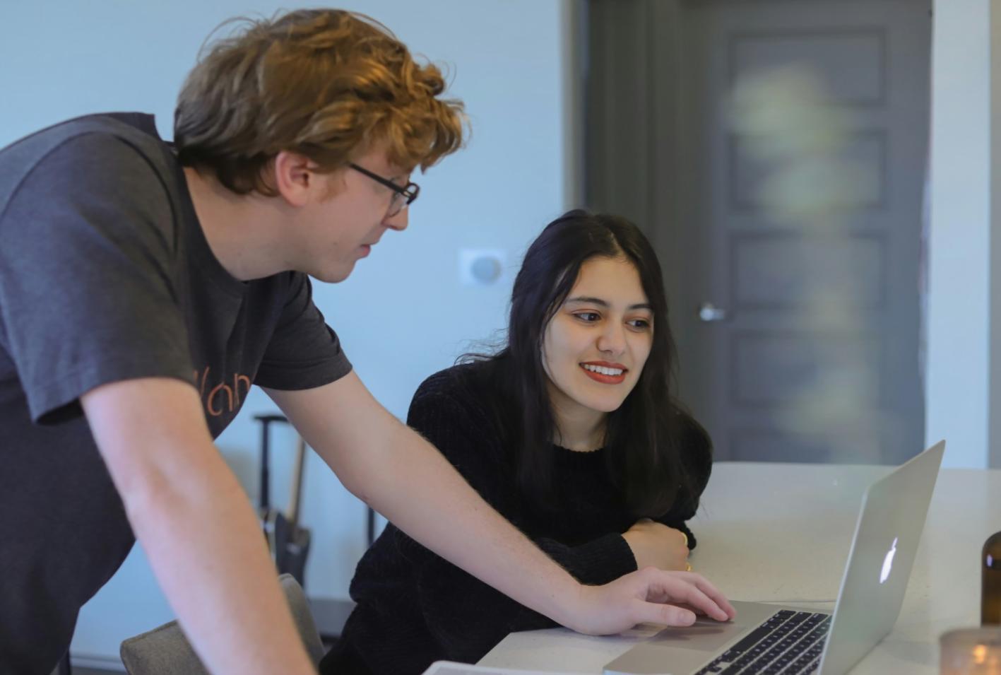 Nuestro equipo trabajando en el desarrollo de contenido educativo financiero